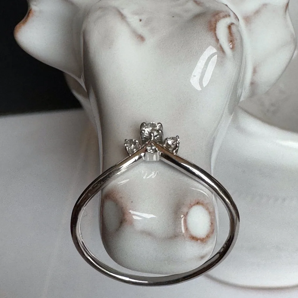 14KWG Diamond Chevron Contour V Ring